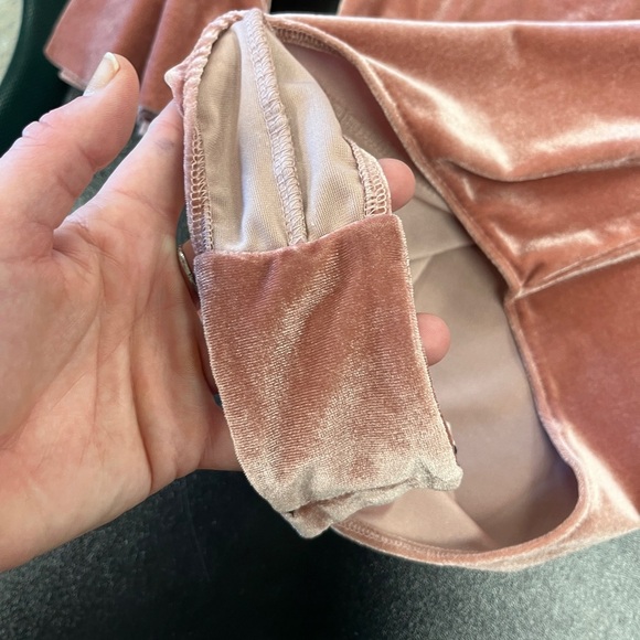 Misa LA Alecia Velvet Bodysuit Pink Sz S Off Shoulder Ruffle - Picture 8 of 9